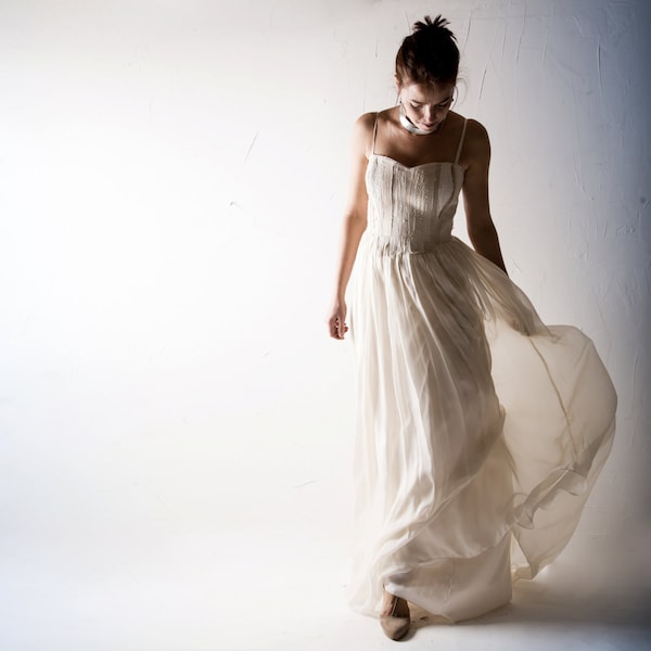 Vestido de novia bohemio, cáñamo texturizado, falda de gasa de seda, espalda tipo corsé.