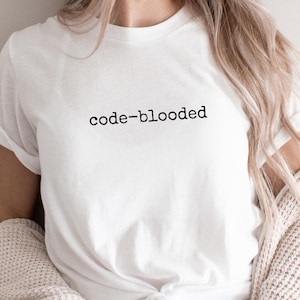 Lustiges Programmierer Shirt, Code Blooded T-Shirt, Programmier-Humor-T-Shirt, Programmierer-Geschenk-Shirt, Software-Ingenieur T-Shirt, Minimal Tech Grafik-Shirt