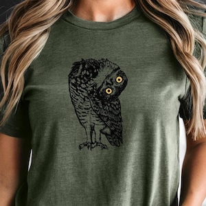 Camiseta de búho con estampado de linóleo, divertido gráfico de pájaro, regalo para amantes de los búhos, camiseta de estilo academia oscura, top de búho original, regalo para brujas, camiseta de búho de estilo vintage, arte popular.