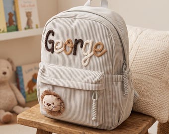 Sac à dos en velours côtelé personnalisé pour tout-petit, avec écusson lion et prénom en laine, idéal pour la crèche et les voyages.
