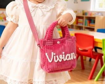 Personalisierte Kleinkind Crossbody Tasche, kleine Cord Geldbörse für Kindertagesstätte, Benutzerdefinierte Baby Reisetasche, Blumenmädchen Geschenk, Vorschul- & Geburtstagsgeschenk