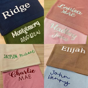 Pode incluir: Uma colagem de seis mantas de beb&eacute; de malha em v&aacute;rias cores, cada uma bordada com um nome. As cores incluem azul marinho, verde azeitona, bege, rosa, castanho e azul claro. Os nomes s&atilde;o bordados em branco ou em cores coordenadas.