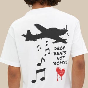 Maglietta Drop Beats Not Bombs, maglietta Peace and Love, maglietta Music Lover, maglietta Box, maglietta Stop War, maglietta Attivista, maglietta unisex oversize squadrata