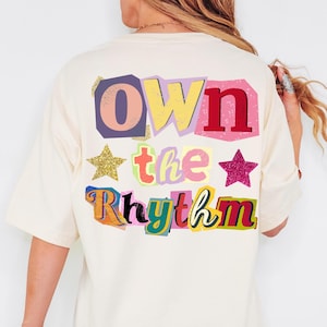 Maglietta vintage con musica, maglietta Own The Rhythm, maglietta oversize da rave, outfit da festival musicale, maglietta house music, merchandising EDM, outfit oversize da rave