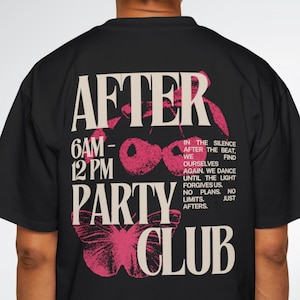 Pode incluir: Camiseta preta com o texto "AFTER PARTY CLUB" em uma fonte estilizada. O design inclui gráficos de borboletas e flores cor-de-rosa, juntamente com texto adicional que diz "6 AM - 12 PM" e outras frases.