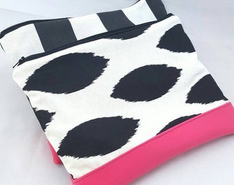 Pochette fatta a mano, borsa in pelle rosa, borsa per il trucco in pelle vegana, borsa nera con cerniera ikat, porta tablet, regalo damigella d'onore, regalo per lei