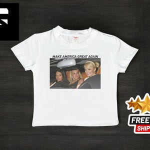 Crop Top Feminino de Alta Qualidade | Design de Camiseta Estampada | Estampa de Letras Góticas | Roupa Leve e Confortável | Presente Ideal para Ela