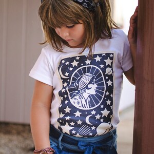 Retro Mädchen Zigeuner Mond und Sterne Shirt. Tarotkartenleser. Schönes Vintage Bild. Geschenk für Jugend oder Tween Girl. Flügelärmel tailliertes Shirt.