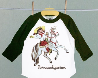 Gepersonaliseerde raglanshirt cowgirl. Rodeoshirt met baseballmouwen. Kies naam of gezegde en mouwkleur. Westernmeisje en wit paard.