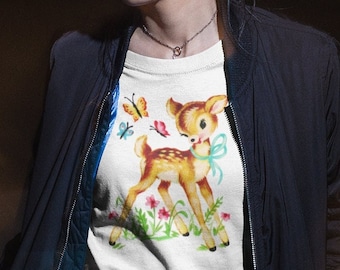 Retro cadeau voor haar. Schattig retro hert met vlinders. Dames- of uniseks shirt. Vintage biologisch shirt met hertensticker. T-shirt verjaardagscadeau.