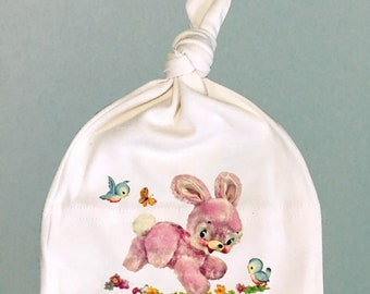 Bonnet pour nouveau-né Coming Home. Bonnet bio pour bébé avec lapin vintage. Kitschy mignon. Cadeau de douche rétro unique. Lapin rose ou bleu.