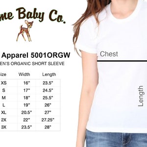 Op de afbeelding: Maattabel voor een dames T-shirt met korte mouwen van biologisch katoen. De tabel toont maten XS tot 3X met de bijbehorende breedte- en lengtematen in inches.
