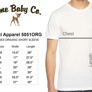 Op de afbeelding: Maattabel voor een unisex organic short sleeve t-shirt. De tabel toont maten XS tot 3X met bijbehorende breedte- en lengtematen in inches. De tabel is gelabeld "Royal Apparel 5051ORG".