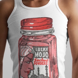 Puede incluir: Camiseta sin mangas blanca con un gráfico de estilo vintage de un tarro rojo con el texto "LUCKY MOJO Sachet POWDERS". El gráfico incluye una ilustración de una persona y un edificio. La camiseta sin mangas está hecha de un material suave y cómodo.
