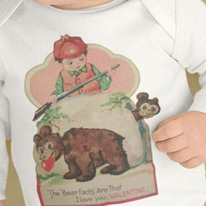 Valentine Bears einteiliger Bodysuit. Vintage Valentinstag Geschenk. Graphische Retro Babyausstattung.