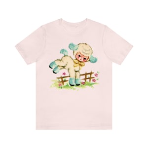 T-shirt unisexe bébé agneau pour chambre d'enfant. Jolie chemise kitsch. Agneau rétro kitsch. Cadeau d'anniversaire pour elle. T-shirt graphique Mid-Century. Soft Pink