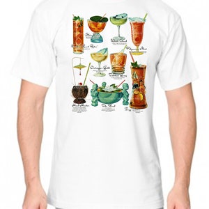 Op de afbeelding: Wit T-shirt met een kleurrijke illustratie van negen verschillende tropische cocktails. Elke cocktail heeft een naam en een beschrijving eronder. De cocktails omvatten: Zombie, Last Rites, White Lady, Polynesian Mist, Outrigger Gold, Valentines Eve, Head Hunters, Tiki Bowl en Foggy Smile.