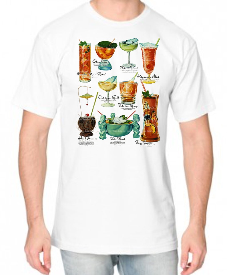 Op de afbeelding: Wit T-shirt met een kleurrijke illustratie van negen verschillende tropische cocktails. Elke cocktail heeft een naam en een beschrijving eronder. De cocktails omvatten: Zombie, Last Rites, White Lady, Polynesian Mist, Outrigger Gold, Valentines Eve, Head Hunters, Tiki Bowl en Foggy Smile.