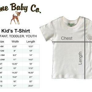 Puede incluir: Camiseta blanca con una tabla de tallas para beb&eacute;s, ni&ntilde;os peque&ntilde;os y j&oacute;venes. La tabla muestra la talla, el ancho en pulgadas y la longitud en pulgadas.