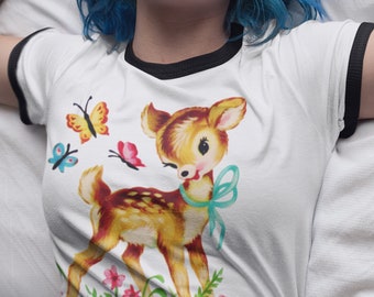 Camiseta retro con ribetes. Camiseta unisex de algodón con ribetes de ciervo y mariposas. Estilo vintage kitsch con animales y flores.