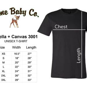 Peut inclure: T-shirt unisexe noir avec tableau des tailles et mesures. Le t-shirt est un Bella + Canvas 3001. Le tableau des tailles indique les mesures de la poitrine et de la longueur en pouces, allant de XS &agrave; 3XL. Le logo Acme Baby Co. est en haut.