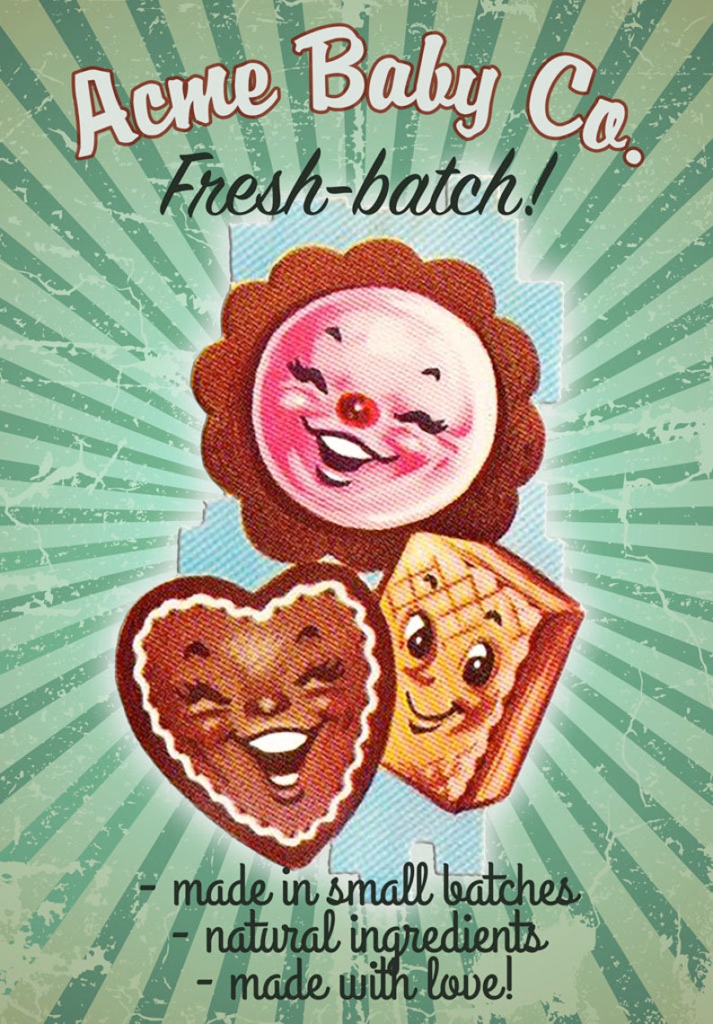 Op de afbeelding: Een vintage-stijl advertentie voor Acme Baby Co. met drie glimlachende cartoon-koekjes: een rond koekje met een bloemdessin, een hartvormig koekje en een vierkant koekje met een wafelpatroon. De tekst luidt "Acme Baby Co. Fresh-batch!" en "gemaakt in kleine batches, natuurlijke ingredi&euml;nten, gemaakt met liefde!"