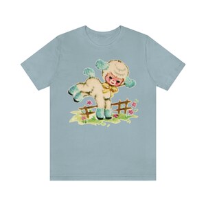 T-shirt unisexe bébé agneau pour chambre d'enfant. Jolie chemise kitsch. Agneau rétro kitsch. Cadeau d'anniversaire pour elle. T-shirt graphique Mid-Century. Light Blue