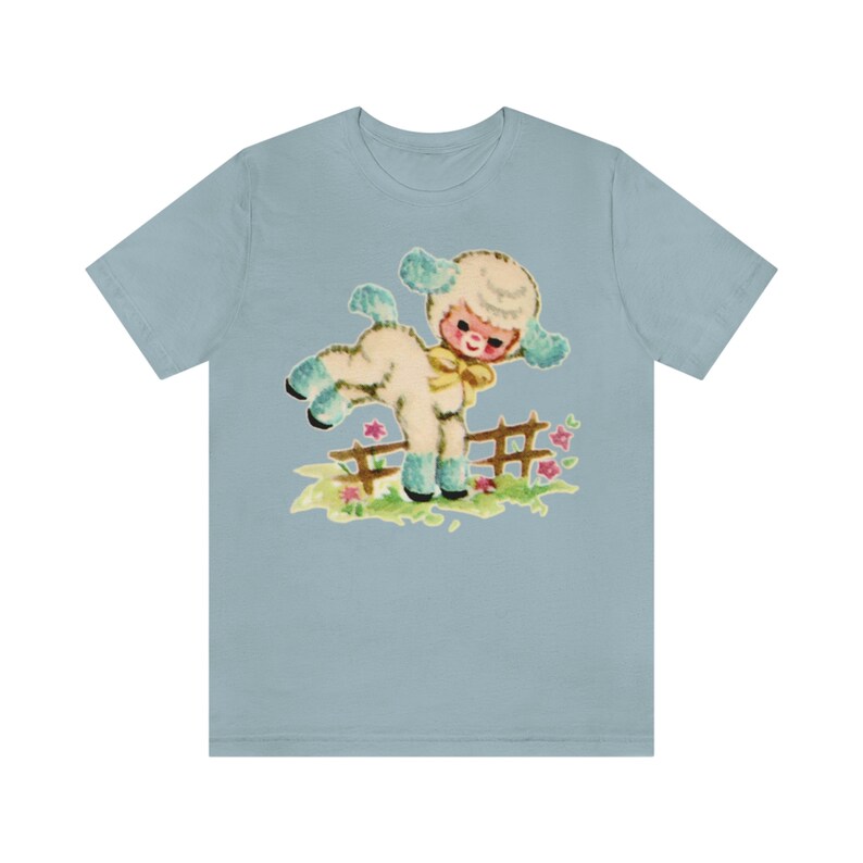 T-shirt unisexe bébé agneau pour chambre d'enfant. Jolie chemise kitsch. Agneau rétro kitsch. Cadeau d'anniversaire pour elle. T-shirt graphique Mid-Century. Light Blue