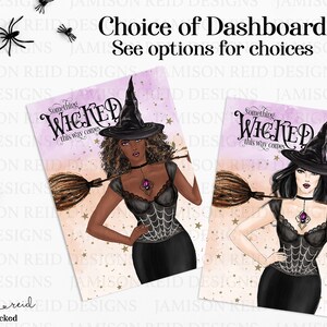 Könnte beinhalten: Zwei digitale Illustrationen von Frauen, die als Hexen verkleidet sind. Beide Frauen tragen schwarze Kleider, schwarze Hüte und halten Besen. Der Text "Something Wicked This Way Comes" ist auf beiden Bildern zu sehen. Der Hintergrund ist ein rosa-violetter Farbverlauf mit goldenen Sternen.
