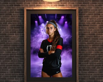 以下が含まれることがあります： 長い茶色の髪をした若い女性が、黒と赤のスポーツジャージと黒いショートパンツを着用し、紫と白の背景にステージライトが当たっている前で立っています。彼女は真剣な表情でカメラを見つめています。