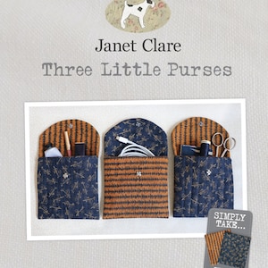 Può includere: Tre piccole borse di stoffa con diversi contenuti, tra cui un rossetto, un caricabatterie per telefono e accessori per la cucito. Le borse sono realizzate con due quarti di stoffa spessi con un motivo geometrico blu e arancione. Il testo "Simply Take... Two Fat Quarters" è visibile nell'immagine. Ogni borsa misura 5 pollici per 5 pollici.