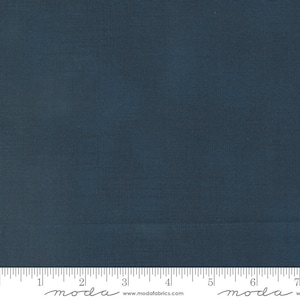 May include: A solid dark blue fabric swatch with a ruler showing 17.8 cm. The ruler has the word "moda" written on it in cursive.