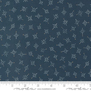 Può includere: Un tessuto blu scuro con un motivo a stelle bianche. Le stelle sono di diverse dimensioni e hanno un aspetto leggermente usurato. Il tessuto è perfetto per il quilting, la cucitura e l'artigianato.