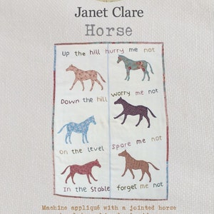 Op de afbeelding: Een kleurrijk paard appliqué quiltpatroon met vier verschillende paardontwerpen en de tekst "Up the hill hurry me not", "Down the hill worry me not", "On the level spare me not", en "In the stable forget me not". Het voltooide project meet 96,52 x 137,16 cm.