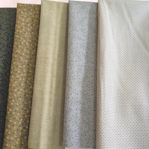 Może przedstawiać: Pięć próbek tkanin w odcieniach zieleni, oliwki i szarości. Tkaniny mają różne wzory, w tym kwiatowe, w kropki i paisley. Próbki są ułożone obok siebie, prezentując różne faktury i kolory.