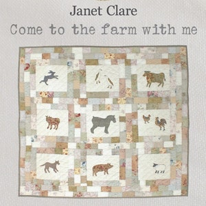 Könnte beinhalten: Ein Quiltmuster mit verschiedenen Tieren vom Bauernhof, darunter eine Kuh, ein Schwein, ein Pferd, ein Hahn und ein Hund. Der Quilt ist aus einem Patchwork von Stoffquadraten in Beige-, Braun- und Rosatönen gefertigt. Der Quilt misst 95,25 cm x 106,68 cm. "Come to the farm with me" und "Quick machine piecing and appliqué" sind in schwarzer Schrift auf dem Bild zu sehen.