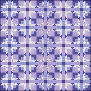Könnte beinhalten: Ein quadratischer Quilt mit einem sich wiederholenden Gittermuster in Violett-, Lavendel- und Weißtönen. Das Design besteht aus abwechselnden Blöcken aus einfarbigem Dunkelviolett, hellem Lavendel und weißem Stoff mit Blumen- und Schriftmustern.