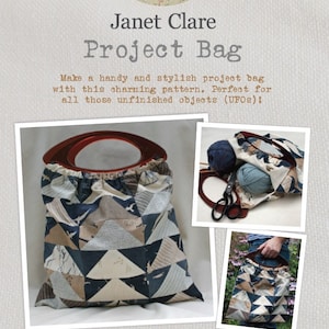 Könnte beinhalten: Eine blaue und braune Patchwork-Stofftasche mit einem roten Holzgriff. Die Tasche ist 34,3 cm x 30,5 cm groß. Der Text "Janet Clare Project Bag" befindet sich oben im Bild. Der Text "Machine piecing and hand sewing" befindet sich unten im Bild.