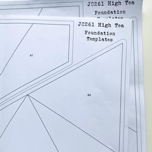 Könnte beinhalten: Ein Stapel weißer Papiervorlagen mit geometrischen Designs und dem Text "JC261 High Tea Foundation Templates." Die Papiere haben schwarze Linien, die Formen umreißen, und sind mit Buchstaben und Zahlen wie "A1," "B2," "B3," und "B4" beschriftet.