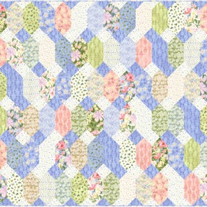 Puede incluir: Un edredón de retazos con un patrón geométrico repetitivo. El edredón presenta varias telas florales y estampadas en tonos de rosa, verde y azul, sobre un fondo blanco. El diseño crea un efecto visualmente atractivo y texturizado.