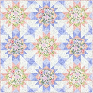 Puede incluir: Un edredón floral con un patrón repetitivo de bloques en forma de estrella. Cada estrella presenta un diseño floral central en rosa, morado y amarillo, rodeado de acentos melocotón y verdes. El fondo es una mezcla de formas geométricas azules y blancas.