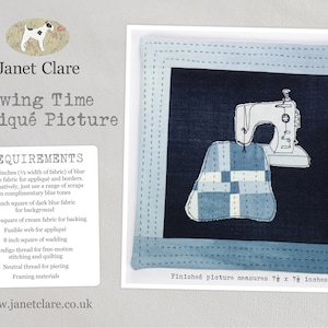 Op de afbeelding: Appliqué-afbeelding getiteld "Sewing Time" met een naaimachine en een gewatteerd ontwerp in blauwtinten. De afgewerkte foto meet 19 x 19 cm. De afbeelding bevat tekst over stofvereisten.