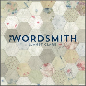 Op de afbeelding: Een boekomslag met een patchwork-ontwerp in tinten wit, beige en roze. De titel "THE WORDSMITH" is in blauwe tekst geschreven, met de naam van de auteur "by JANET CLARE" eronder.