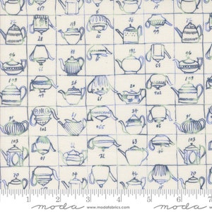 Könnte beinhalten: Cremefarbener Stoff mit einem Rastermuster, das zahlreiche handgezeichnete Teekannen in Blau und Grün zeigt. Jede Teekanne hat ein einzigartiges Design und ist nummeriert. Geeignet für Quilt- und Bastelprojekte.
