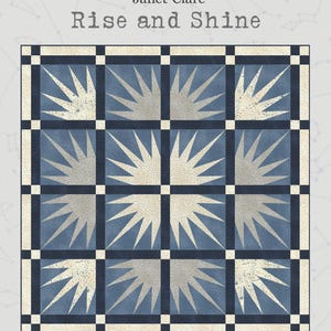 Może przedstawiać: Wzór wzoru kołdry z niebieskim i białym wzorem rozbłysku gwiazdy. Kołdra ma wymiary 62 na 62 cali. Tytuł "Rise and Shine" jest napisany nad kołdrą. Tekst "Janet Clare 2025" jest napisany pod kołdrą.