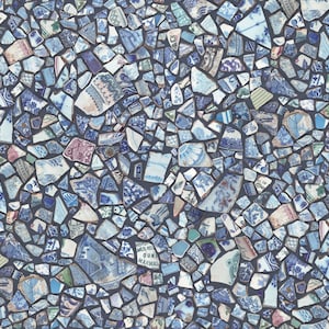 Könnte beinhalten: Ein Mosaikmuster aus unregelmäßigen Stücken blauer und weißer Keramik. Die Fragmente unterschiedlicher Größe weisen komplizierte Muster auf. Der Hintergrund ist dunkelblau und bildet einen Kontrast zu den helleren Keramikteilen.