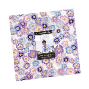 Layer Cake - ‘Delphinium’ di Janet Clare per Moda. Include 42 pezzi di tessuto.