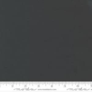 Puede incluir: Una muestra de tela gris oscuro sólida. La tela tiene una textura sutil.