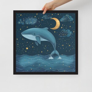 Gerahmtes Poster | Nächtliche Illustration eines niedlichen Blauwals unter einem Sternenhimmel | Illustration Kunstdruck