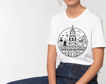 Hoogwaardige, duurzaam gemaakte witte T-shirts met originele illustratie van de Litouwse stad Vilnius waar je elke dag blij van wordt